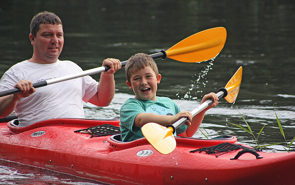 Vater und Sohn beim Paddeln, Foto: ElsterPark, Lizenz: ElsterPark