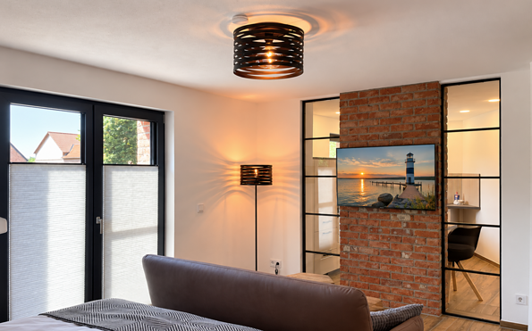 ‘Zum Steiger’, living and sleeping area with a smart TV, Foto: Ulrike Haselbauer, Lizenz: Tourismusverband Lausitzer Seenland e.V.