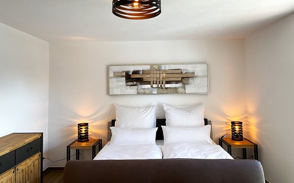 ‘Zum Steiger’, double bed, living and sleeping area, Foto: Ulrike Haselbauer, Lizenz: Tourismusverband Lausitzer Seenland e.V.