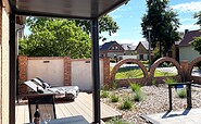 ‘Zum Steiger’, Outdoor area with sun loungers, Foto: Ulrike Haselbauer, Lizenz: Tourismusverband Lausitzer Seenland e.V.
