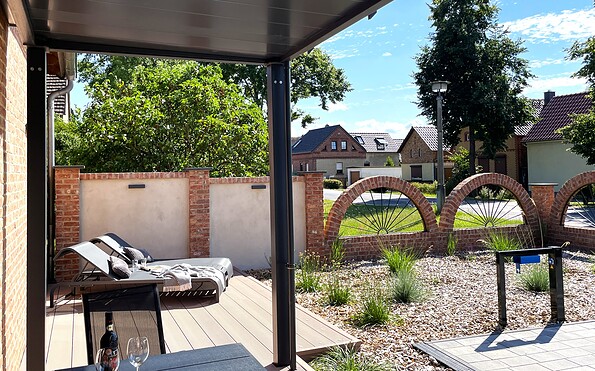 ‘Zum Steiger’, Outdoor area with sun loungers, Foto: Ulrike Haselbauer, Lizenz: Tourismusverband Lausitzer Seenland e.V.