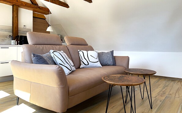 ‘Zum Segler’, a cosy sofa and a small side table., Foto: Ulrike Haselbauer, Lizenz: Tourismusverband Lausitzer Seenland e.V.
