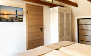 ‘‘Zum Segler’, bedroom with a smart TV and access to the bathroom, Foto: Ulrike Haselbauer, Lizenz: Tourismusverband Lausitzer Seenland e.V.