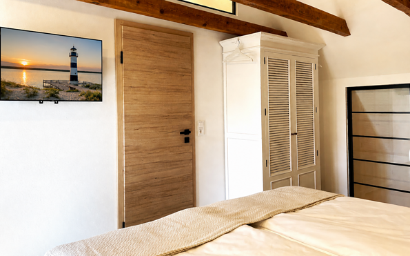 ‘‘Zum Segler’, bedroom with a smart TV and access to the bathroom, Foto: Ulrike Haselbauer, Lizenz: Tourismusverband Lausitzer Seenland e.V.