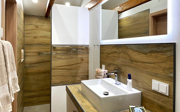 Zum Segler’: The modern bathroom is fitted with a floor-to-ceiling shower, a washbasin, a toilet and an illuminated mirror., Foto: Ulrike Haselbauer, Lizenz: Tourismusverband Lausitzer Seenland e.V.