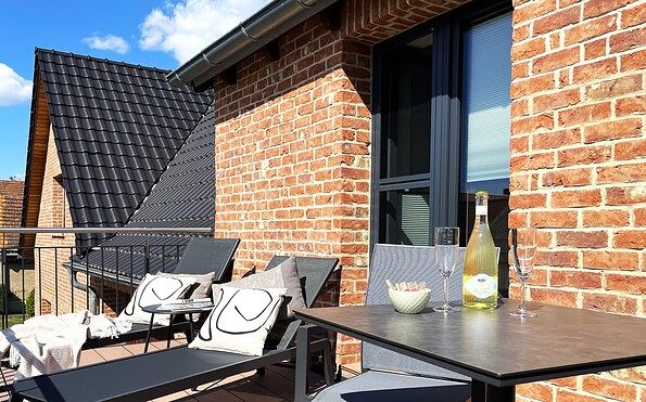 ‘Zum Segler’: Balcony with sun loungers, a table and chairs, Foto: Ulrike Haselbauer, Lizenz: Tourismusverband Lausitzer Seenland e.V.