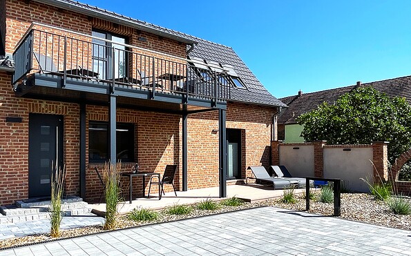 View of the terrace and balcony of the accommodation, Foto: Ulrike Haselbauer, Lizenz: Tourismusverband Lausitzer Seenland e.V.