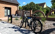 Bicycle rack with charging station for e-bikes, Foto: Ulrike Haselbauer, Lizenz: Tourismusverband Lausitzer Seenland e.V.