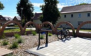 Bicycle racks with charging station for e-bikes, Foto: Ulrike Haselbauer, Lizenz: Tourismusverband Lausitzer Seenland e.V.