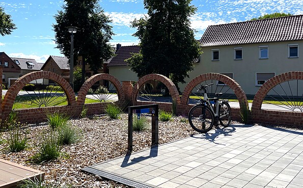 Bicycle racks with charging station for e-bikes, Foto: Ulrike Haselbauer, Lizenz: Tourismusverband Lausitzer Seenland e.V.