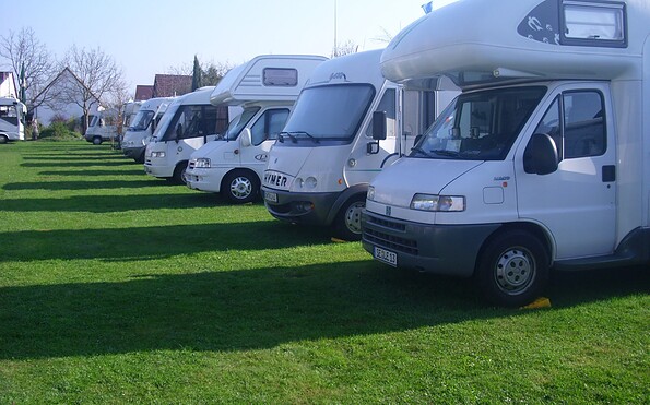 Wohnmobilstellplatz auf der Wiese hinter dem Gasthaus, Foto: Gasthaus Stuckatz, Lizenz: Gasthaus Stuckatz