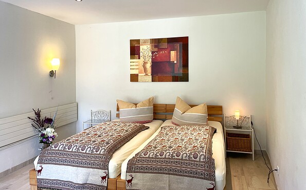 Schlafzimmer mit zusammengestellten Einzelbetten, Foto: Ulrike Haselbauer, Lizenz: Tourismusverband Lausitzer Seenland e.V.