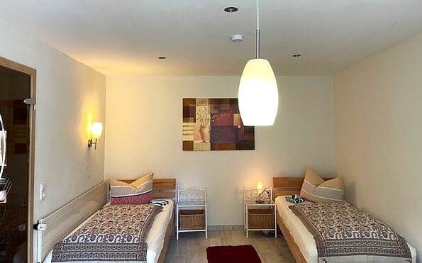 two single beds in the bedroom, Foto: Ulrike Haselbauer, Lizenz: Tourismusverband Lausitzer Seenland e.V.