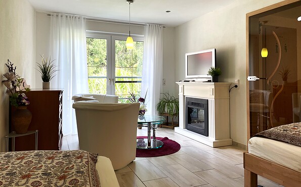 Bedroom with seating area and electric fireplace, Foto: Ulrike Haselbauer, Lizenz: Tourismusverband Lausitzer Seenland e.V.