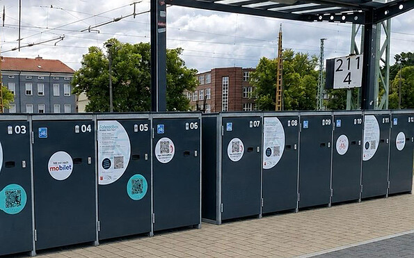 Fahrradboxen Bahnhof Guben ChatGPT, Foto: Frau Maj, Lizenz: Stadt Guben