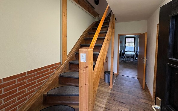 Eingangsbereich mit Treppe zum Obergeschoss, Foto: Sabine Stege, Lizenz: Sabine Stege