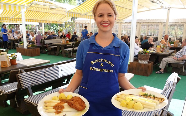 Spargel wird serviert, Foto: Buschmann &amp; Winkelmann GmbH, Foto: Maika Ziehl