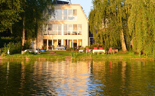 Ansicht Seeseite, Foto: G. E s p i c h, Lizenz: Ferienwohnhaus Drei am Zemminsee
