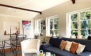 Wohnbereich mit Sofa, Sessel sowie Essrisch., Foto: Ulrike Haselbauer, Lizenz: Tourismusverband Lausitzer Seenland e.V.