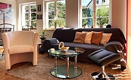 Wohnbereich mit Sofa, Sessel, Coutchtisch und Fußhocker., Foto: Ulrike Haselbauer, Lizenz: Tourismusverband Lausitzer Seenland e.V.