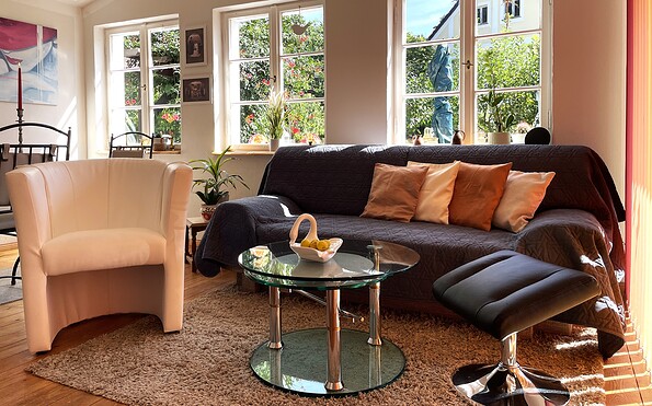 Wohnbereich mit Sofa, Sessel, Coutchtisch und Fußhocker., Foto: Ulrike Haselbauer, Lizenz: Tourismusverband Lausitzer Seenland e.V.