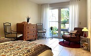 Schlafzimmer mit Kommode und einem Sessel, Foto: Ulrike Haselbauer, Lizenz: Tourismusverband Lausitzer Seenland e.V.