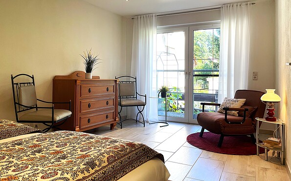 Schlafzimmer mit Kommode und einem Sessel, Foto: Ulrike Haselbauer, Lizenz: Tourismusverband Lausitzer Seenland e.V.
