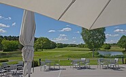 Blick von der Sonnenterrasse auf den Golfplatz