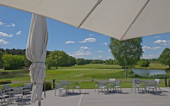 Blick von der Sonnenterrasse auf den Golfplatz