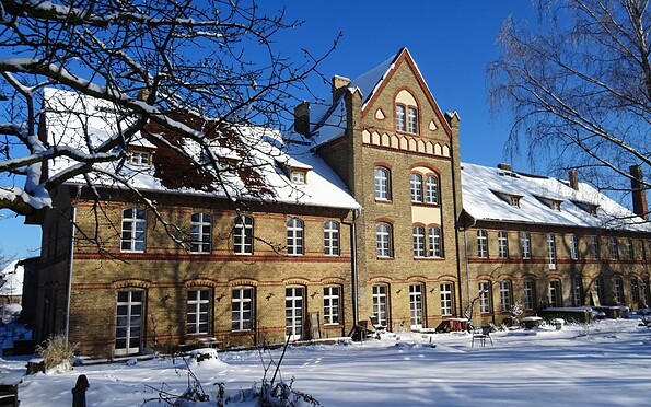 Die schneebedeckte Gartenseite des Gutshauses