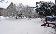 Der schneebedeckte Maigarten