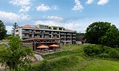Außenansicht mit Café und Terrasse