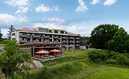 Außenansicht mit Café und Terrasse