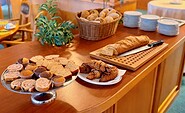 Brot- Brötchen und Kuchenauswahl zum Frühstücksbuffet, Foto: Christina Iosifidou, Lizenz: Christina Iosifidou