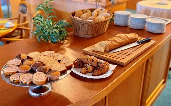 Brot- Brötchen und Kuchenauswahl zum Frühstücksbuffet, Foto: Christina Iosifidou, Lizenz: Christina Iosifidou