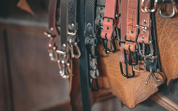 Ledergürtel im Clothing Emporium, Foto: El Dorado Abenteuer GmbH, Lizenz: El Dorado Abenteuer GmbH