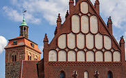 Giebel der St. Johanniskirche mit Marktturm im Hintergrund, Foto: TMB-Fotoarchiv/ScottyScout