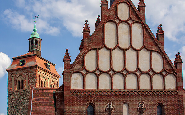 Giebel der St. Johanniskirche mit Marktturm im Hintergrund, Foto: TMB-Fotoarchiv/ScottyScout