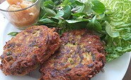 Zucchinipuffer mit Pfirsich-Chutney, Foto: Hilde Steinfurth