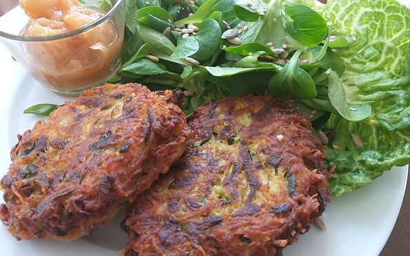 Zucchinipuffer mit Pfirsich-Chutney, Foto: Hilde Steinfurth