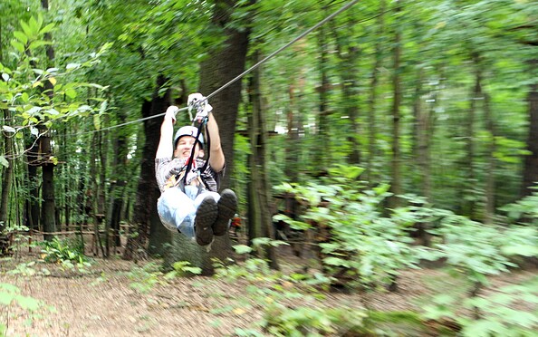 CLIMB UP! - Kletterwald Hennigsdorf - Abfahrt auf der Seilrutsche, Foto: CLIMB UP! - Kletterwelten, Lizenz: CLIMB UP! - Kletterwelten