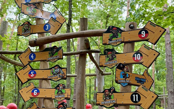 CLIMB UP! - Kletterwald Hennigsdorf - Wegweiser zu den Parcours, Foto: CLIMB UP! - Kletterwelten, Lizenz: CLIMB UP! - Kletterwelten