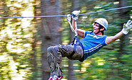 CLIMB UP! - Kletterwald Hennigsdorf - Abfahrt auf der Seilrutsche, Foto: CLIMB UP! - Kletterwelten, Lizenz: CLIMB UP! - Kletterwelten