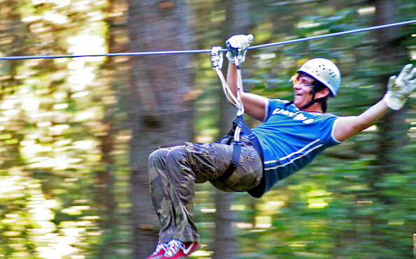 CLIMB UP! - Kletterwald Hennigsdorf - Abfahrt auf der Seilrutsche, Foto: CLIMB UP! - Kletterwelten, Lizenz: CLIMB UP! - Kletterwelten