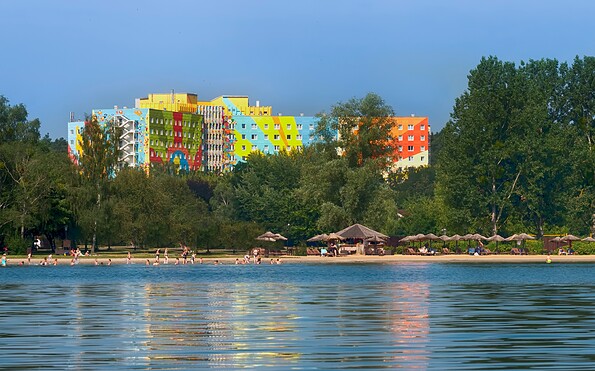 Aussenansicht mit Badestrand, Foto: AHORN Hotels &amp; Resorts, Lizenz: AHORN Hotels &amp; Resorts