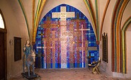 Palmesel in der Südkapelle mit Totengedenkmosaik, Foto: Stefan Klenke, Lizenz: BeSt Bernauer Stadtmarketing GmbH