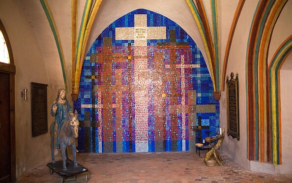 Palmesel in der Südkapelle mit Totengedenkmosaik, Foto: Stefan Klenke, Lizenz: BeSt Bernauer Stadtmarketing GmbH