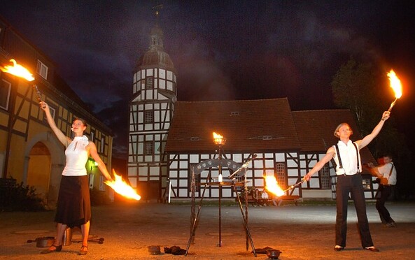Gut Saathain Veranstaltung vor der Fachwerkkirche, Foto: Gut Saathain, Lizenz: Gut Saathain