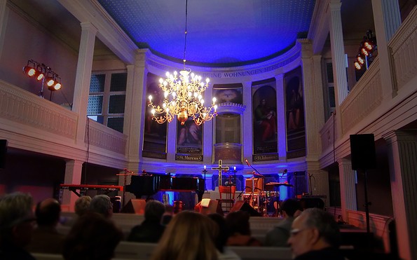 Schinkel-Kirche in Neuhardenberg bei einem Konzert, Foto: Geertje Wieck