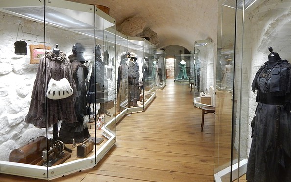 Ausstellungsraum mit Kleidung um 1900 im Modemuseum Schloss Meyenburg, Foto: Modemuseum Schloss Meyenburg